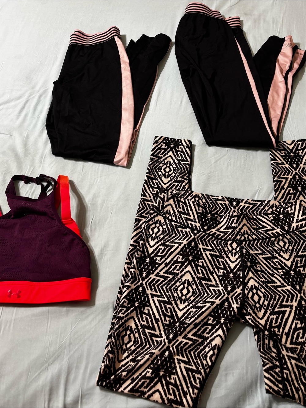 Bundle 3 leggings and sport bra (Rebook, under armour, forever21) Excellent C.